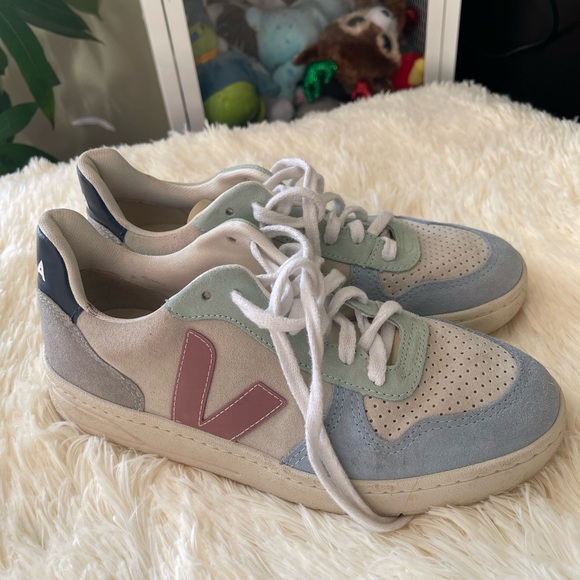 😍SOLD😍Veja V10 Suede Sneakers - Picture 3 of 5
